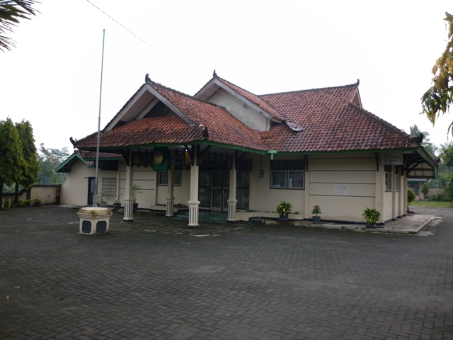 Gedung Pengadilan Agama Purworejo di Jalan Lingkar Barat Nomor 5 (sekarang Jalan Pahlawan Nomor 5), berdiri di atas tanah seluas 2050 meter persegi. Pembangunan dilaksanakan tahun 1996.